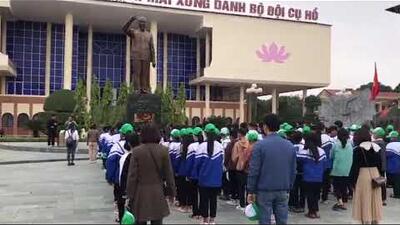 Học sinh tổ chức chào cờ tại Bảo tàng Quân khu 4