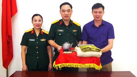 BẢO TÀNG QUÂN KHU 4 TIẾP NHẬN HIỆN VẬT CỦA THƯƠNG BINH HỒ VIẾT ĐỊNH