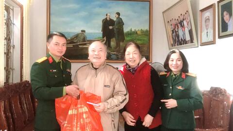 Bảo tàng Quân khu thăm hỏi, tặng quà các đồng chí cán bộ qua các thời kỳ và gia đình (nội, ngoại) cán bộ, nhân viên đơn vị nhân dịp Tết Nguyên đán Ất Tỵ 2025