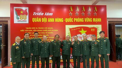 Bảo tàng Quân khu 4 trưng bày triển lãm “Quân đội anh hùng - Quốc phòng vững mạnh” tại Buổi gặp mặt cán bộ cao cấp quân đội nghỉ hưu, nghỉ công tác trên địa bàn