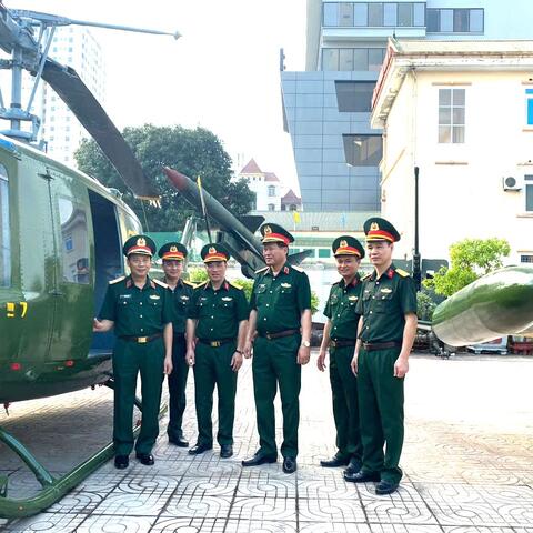 Thủ trưởng Bộ Tư lệnh Quân khu 4 kiểm tra 4 hiện vật mới tại Bảo tàng Quân khu